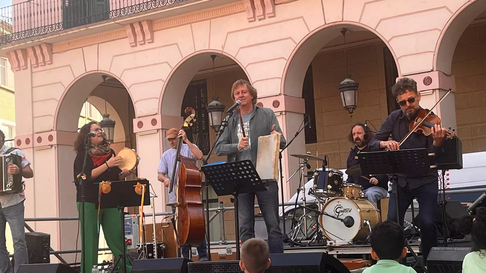 Concierto del grupo Biella Nuei en la plaza López Allué. Foto Mercedes Manterola