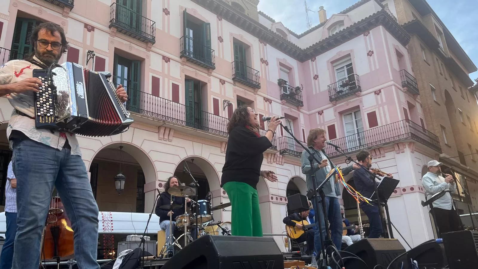 Concierto del grupo Biella Nuei en la plaza López Allué. Foto Mercedes Manterola