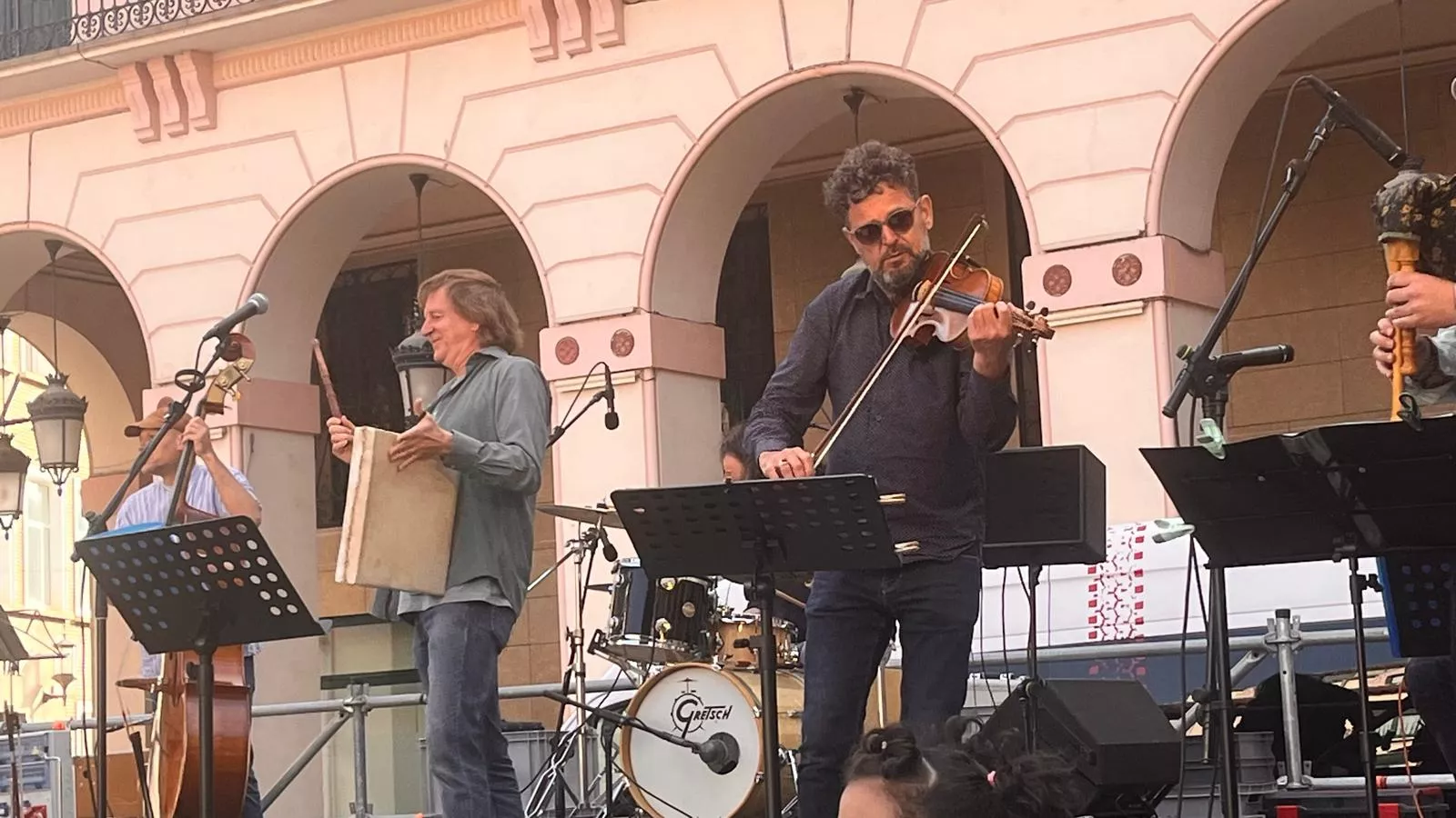 Concierto del grupo Biella Nuei en la plaza López Allué. Foto Mercedes Manterola