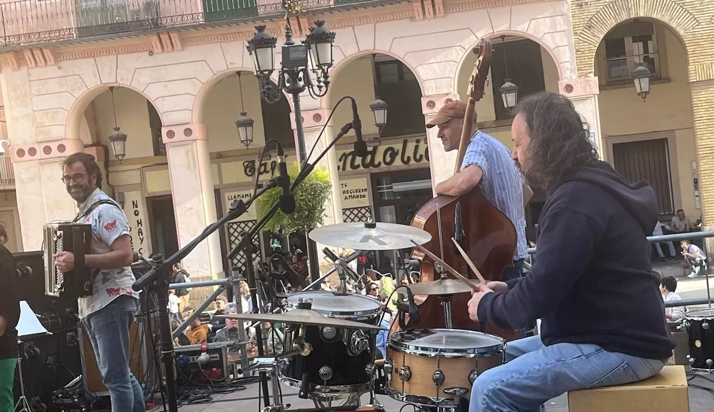 Concierto del grupo Biella Nuei en la plaza López Allué. Foto Mercedes Manterola