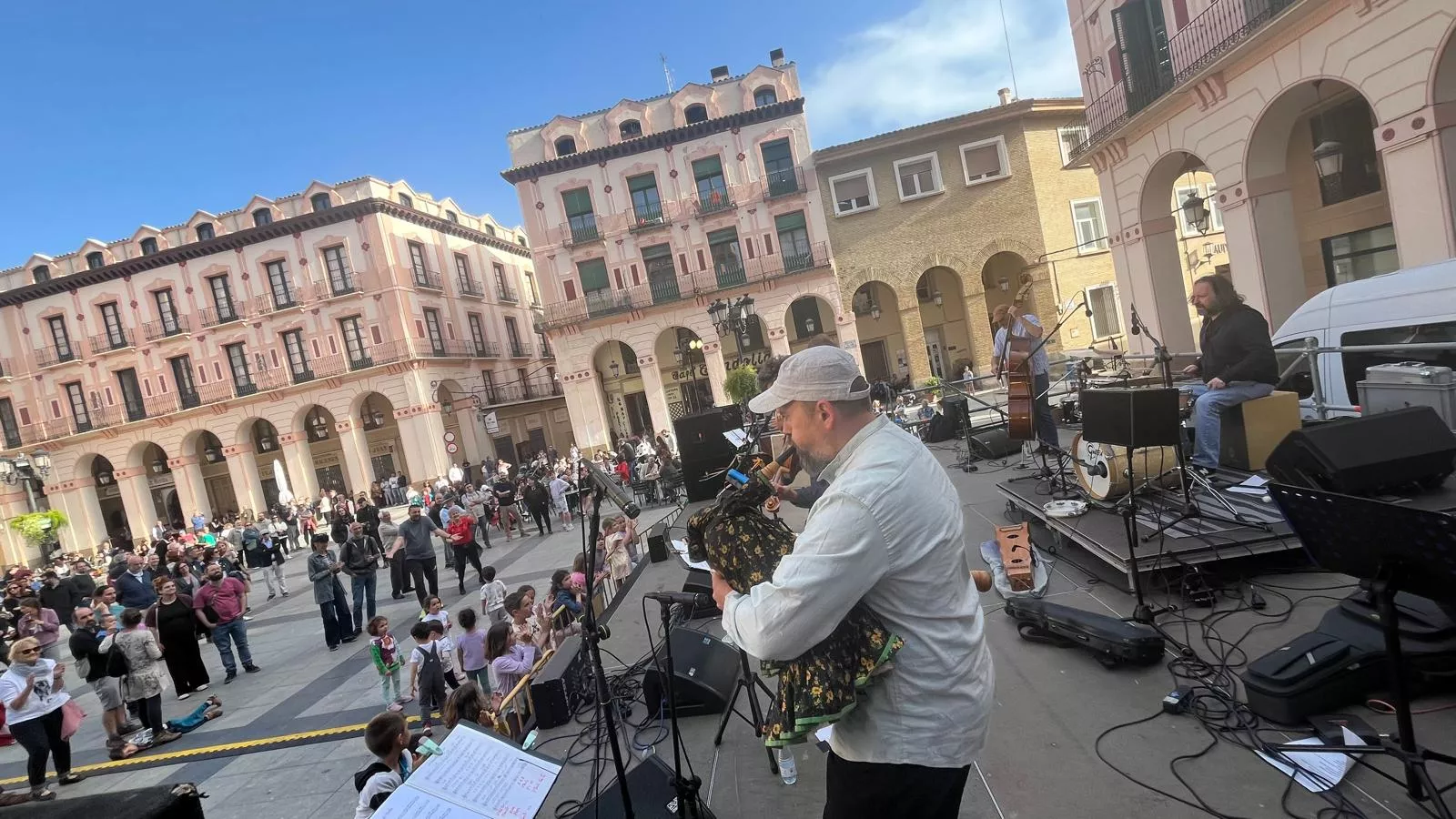 Concierto del grupo Biella Nuei en la plaza López Allué. Foto Mercedes Manterola