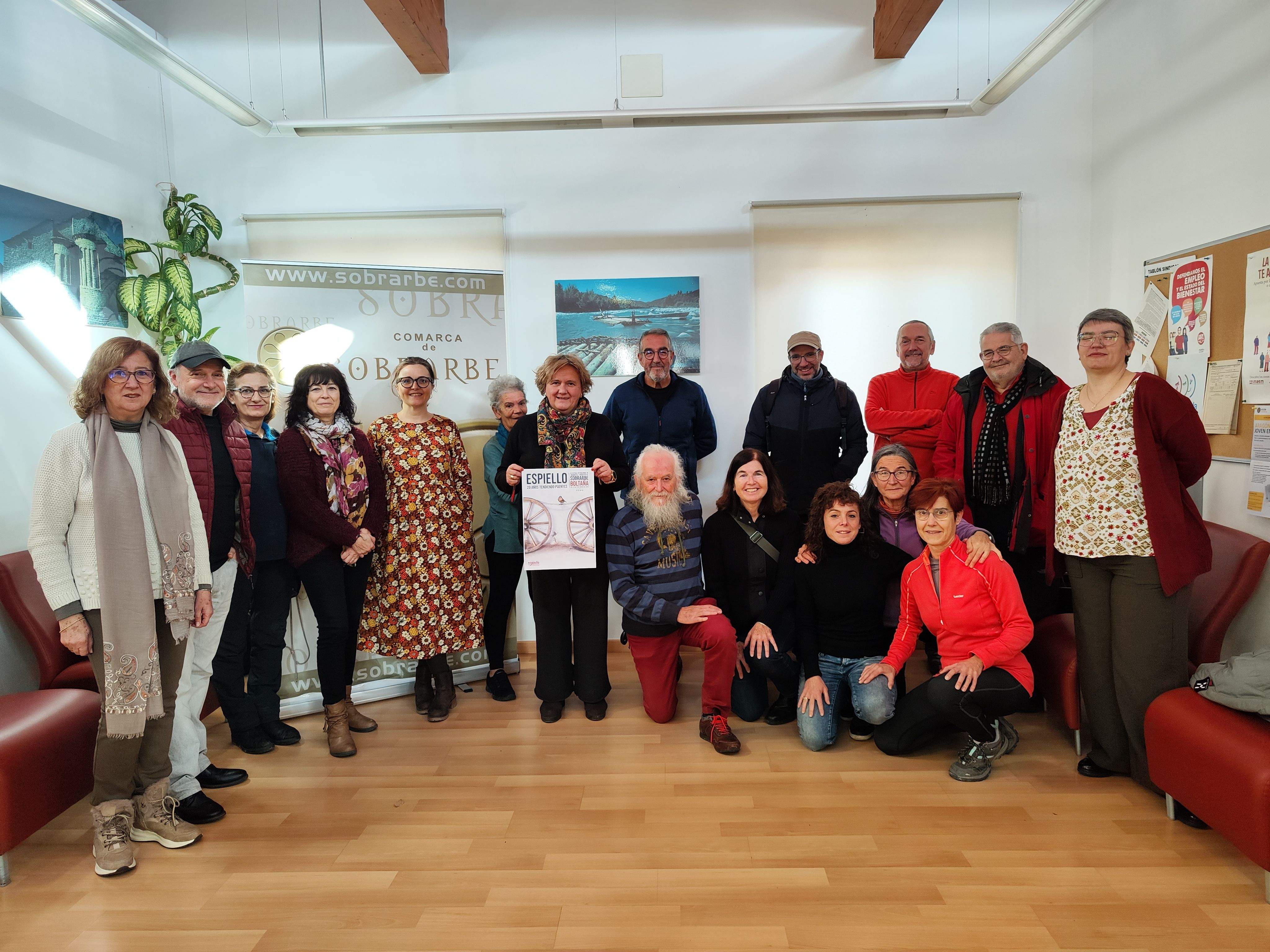Jurado con el cartel ganador.