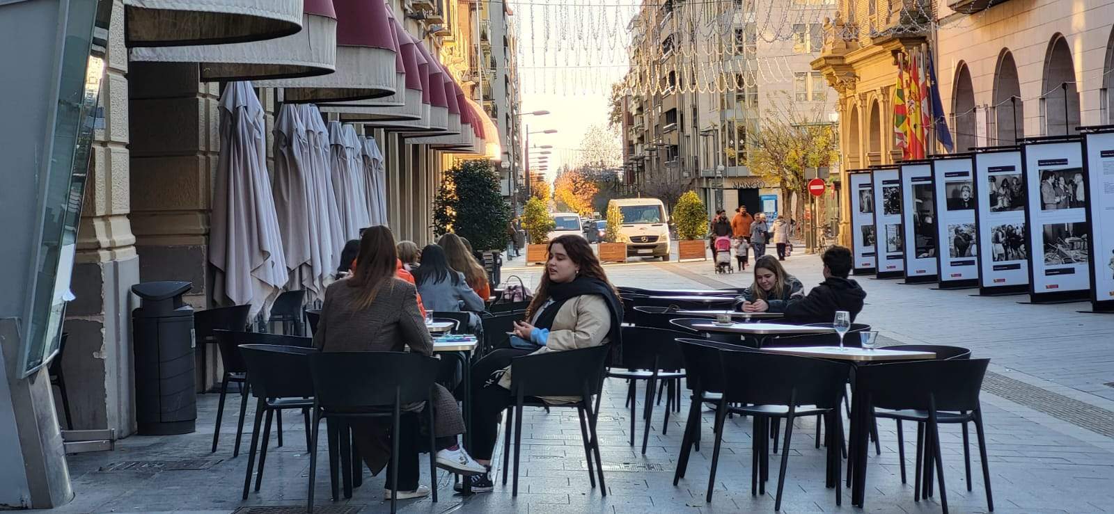 Terrazas y adornos navideños en los Porches de Galicia en el día en que comienza el invierno