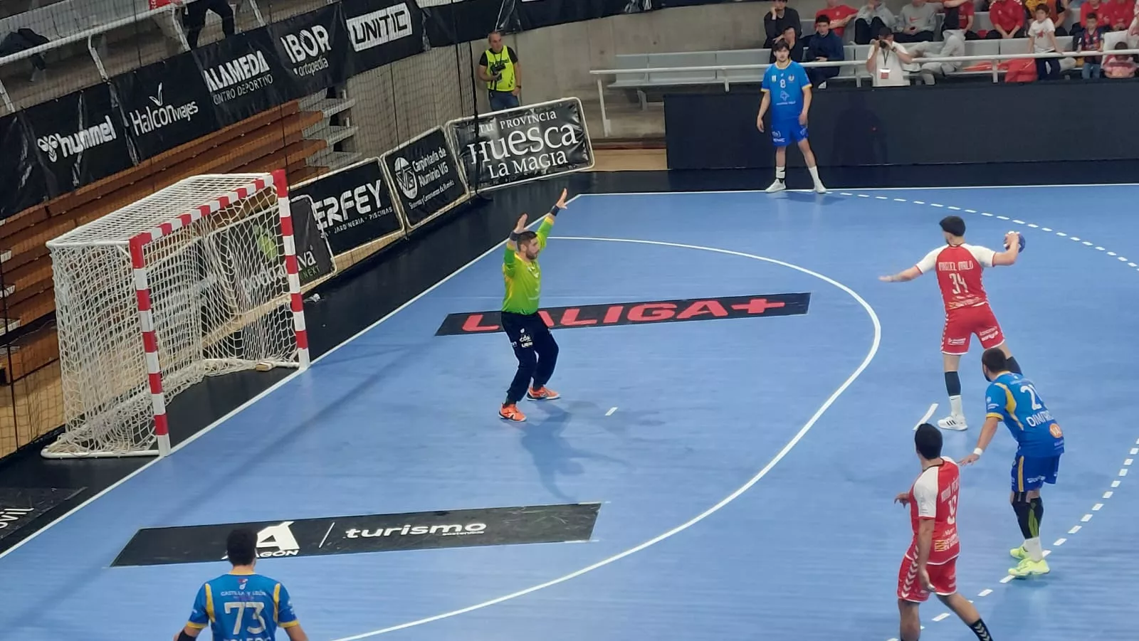 Miguel Malo lanza de penalti ante Bar