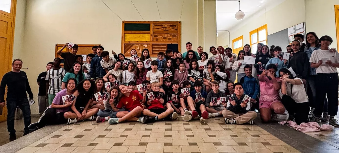 Kortajarena y Paz Sánchez, con los alumnos del Sancho Ramírez