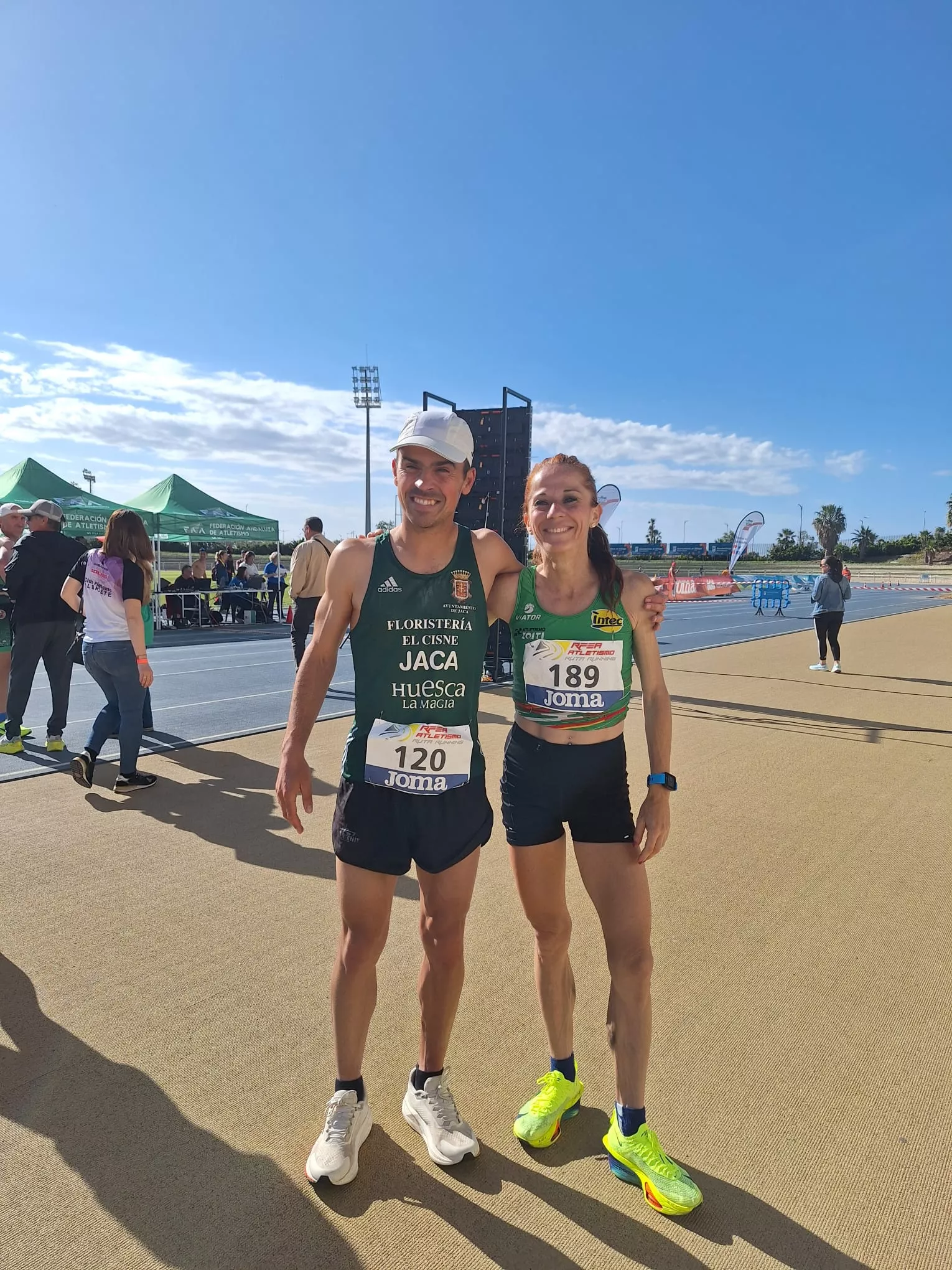 Alberto Puyuelo y Bea Martínez, juntos tras los 50 kilómetros de Málaga.