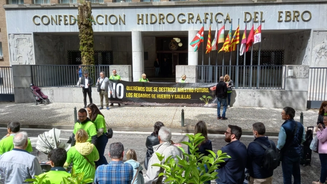 Concentración y lectura de manifiesto ante la sede de la CHE. Concentración y lectura de manifiesto ante la sede de la CHE.