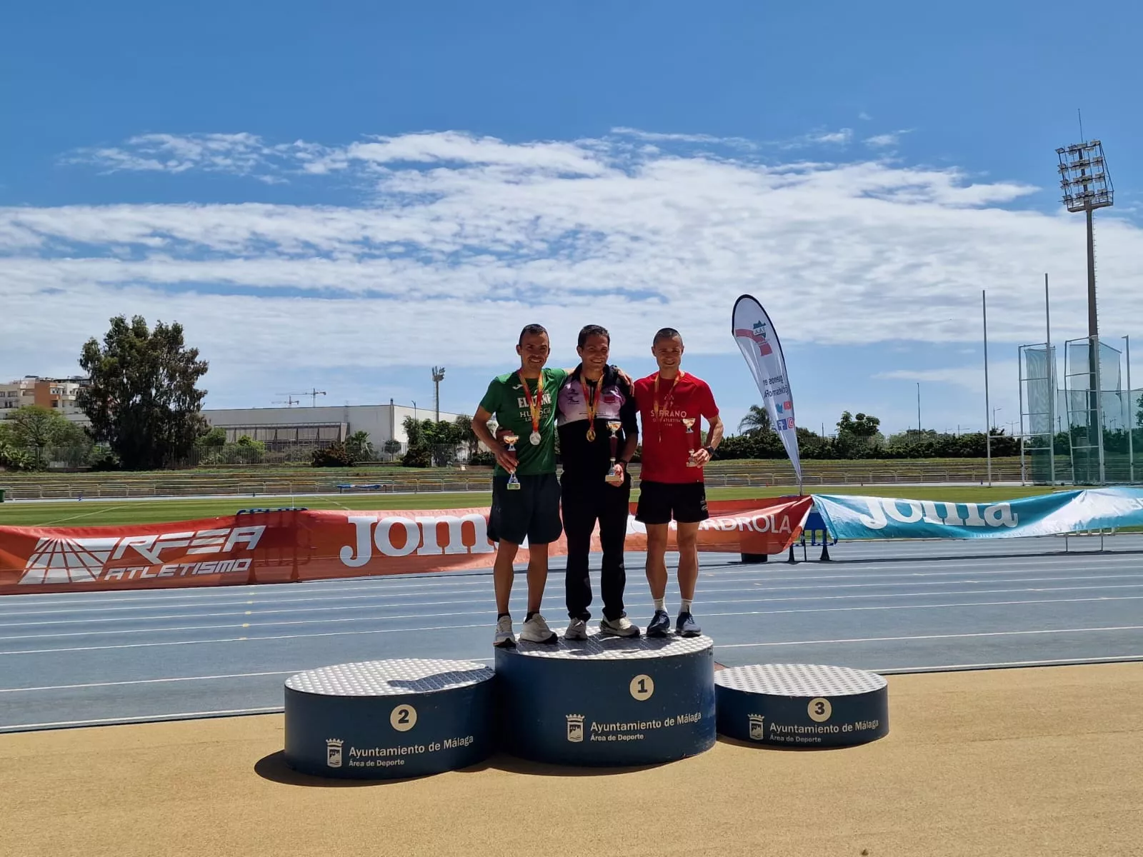 Alberto Puyuelo, en el podio absoluto, subcampeón