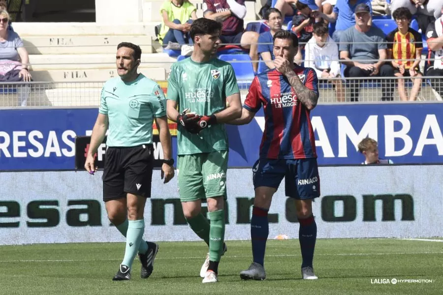 Juan Pérez, expulsado. Los jugadores del Huesca han tenido que remar contra corriente