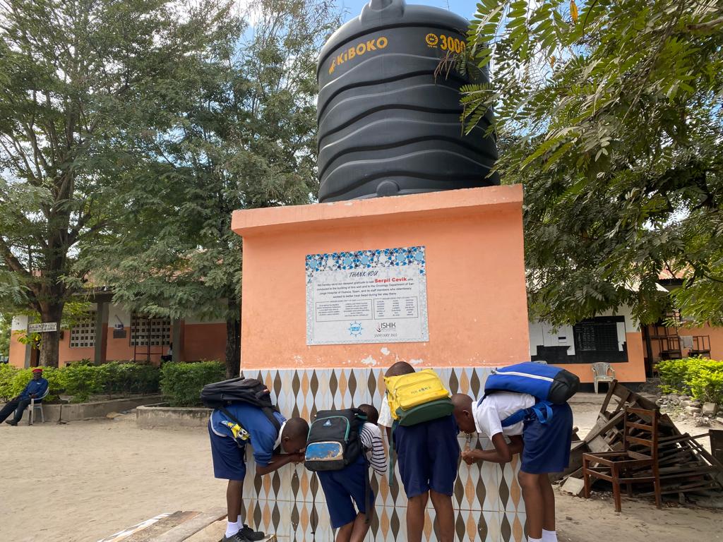 Imágenes del pozo de Serpil, una fuente que hace felices a unos niños de Tanzania.  