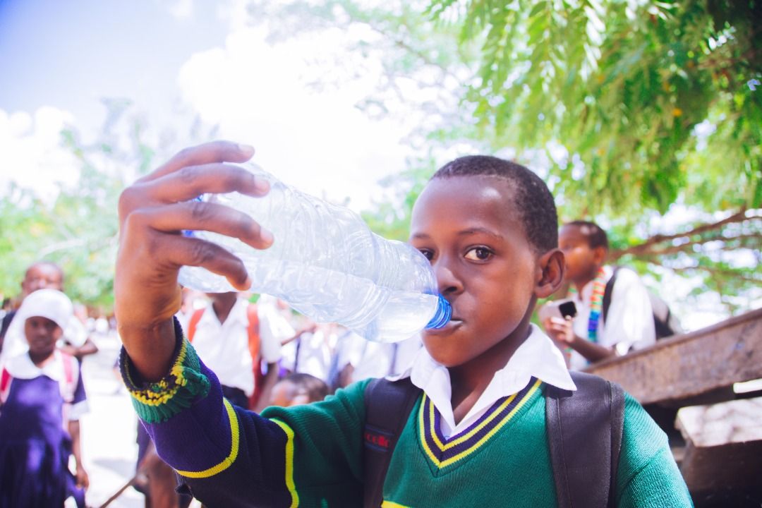 Imágenes del pozo de Serpil, una fuente que hace felices a unos niños de Tanzania.  