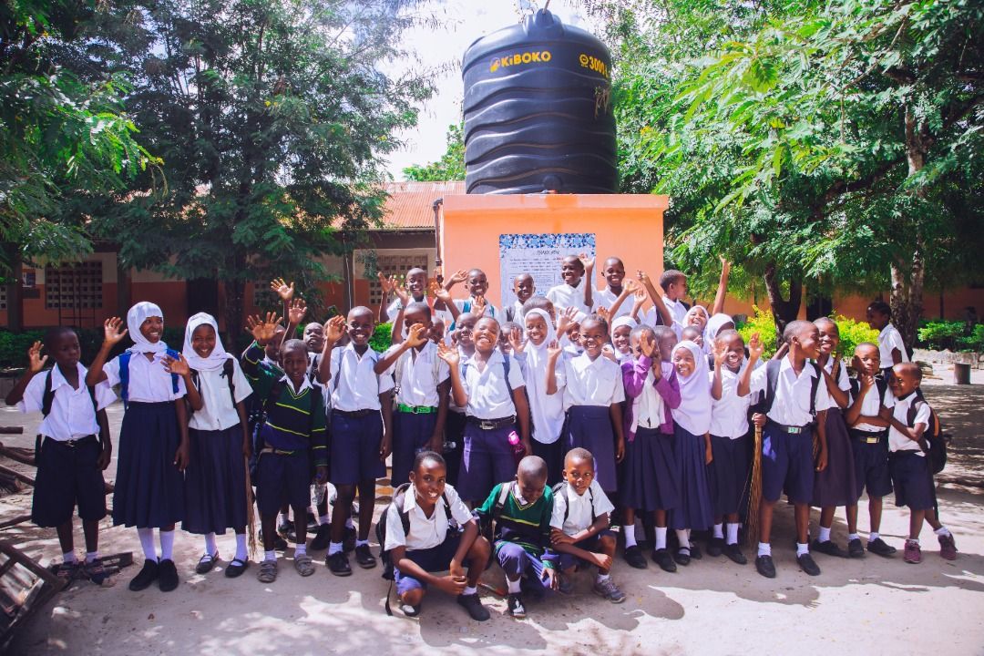 Imágenes del pozo de Serpil, una fuente que hace felices a unos niños de Tanzania.  