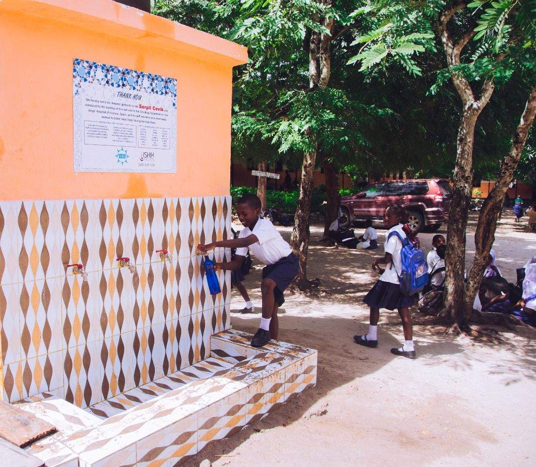 Imágenes del pozo de Serpil, una fuente que hace felices a unos niños de Tanzania.  