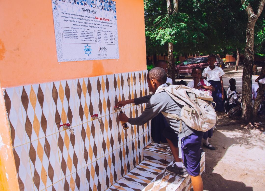 Imágenes del pozo de Serpil, una fuente que hace felices a unos niños de Tanzania.  
