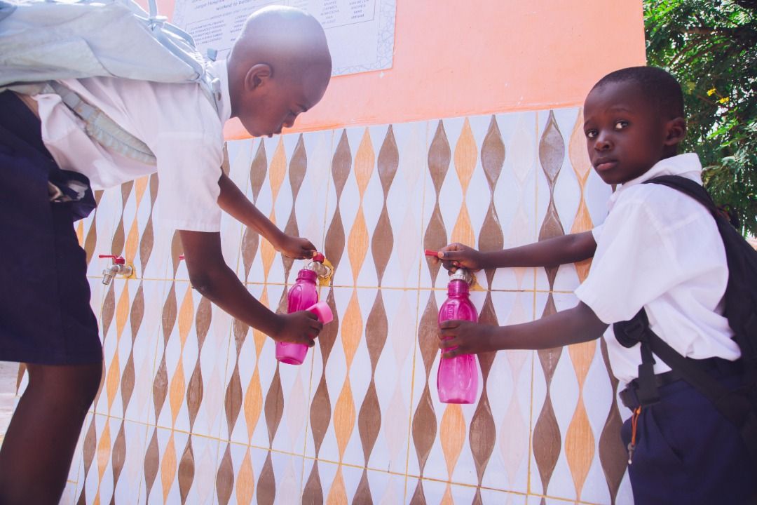 Imágenes del pozo de Serpil, una fuente que hace felices a unos niños de Tanzania.  
