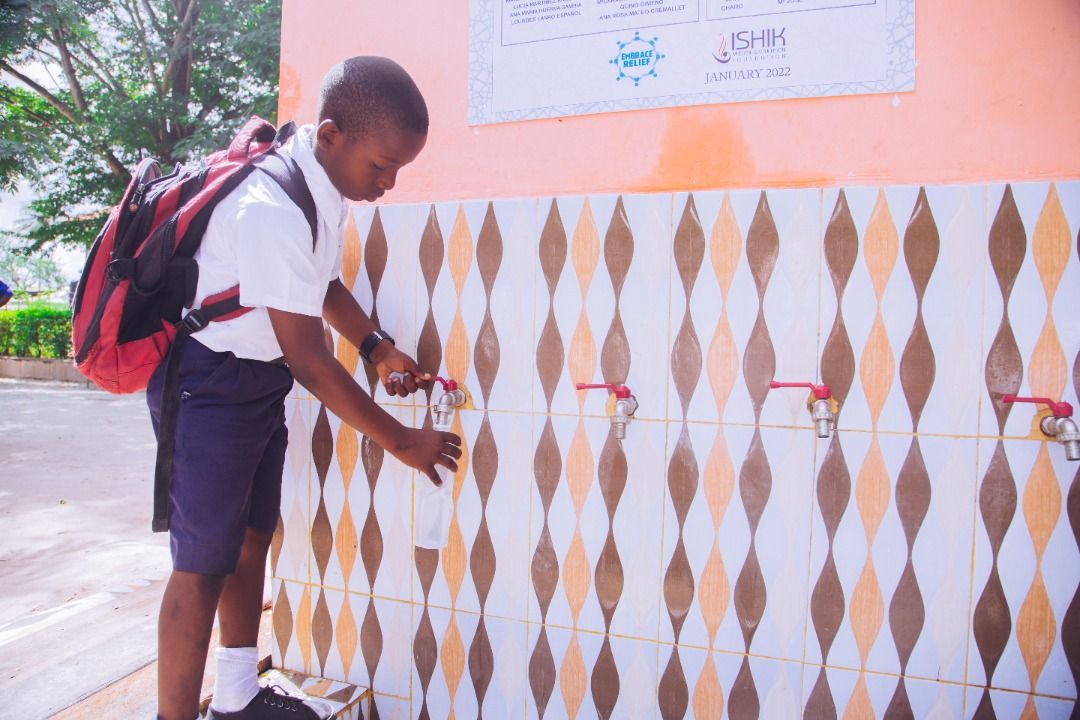 Imágenes del pozo de Serpil, una fuente que hace felices a unos niños de Tanzania.  