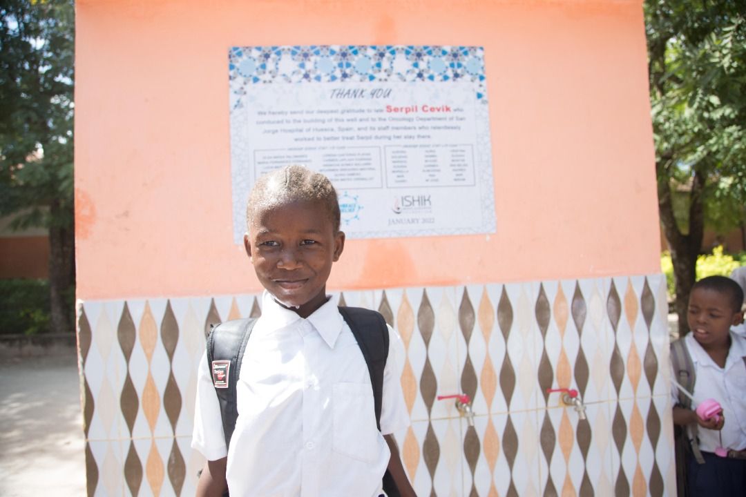 Imágenes del pozo de Serpil, una fuente que hace felices a unos niños de Tanzania.  