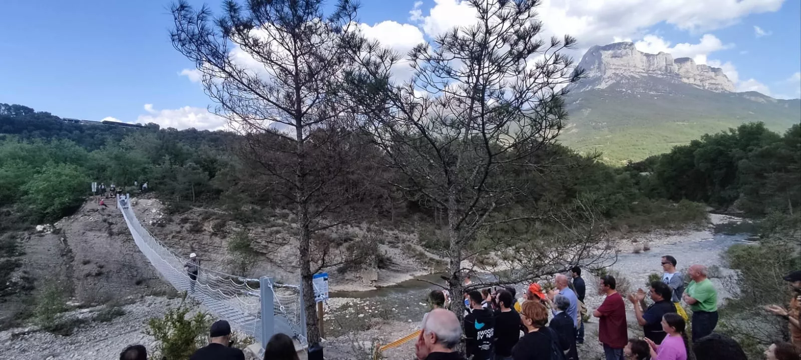 a Ruta nabatera revive en Sobrarbe con un puente tibetano y un emotivo relevo generacional