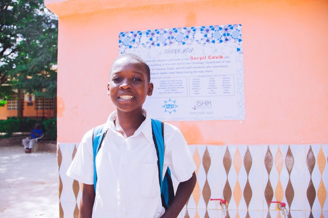 Imágenes del pozo de Serpil, una fuente que hace felices a unos niños de Tanzania.  