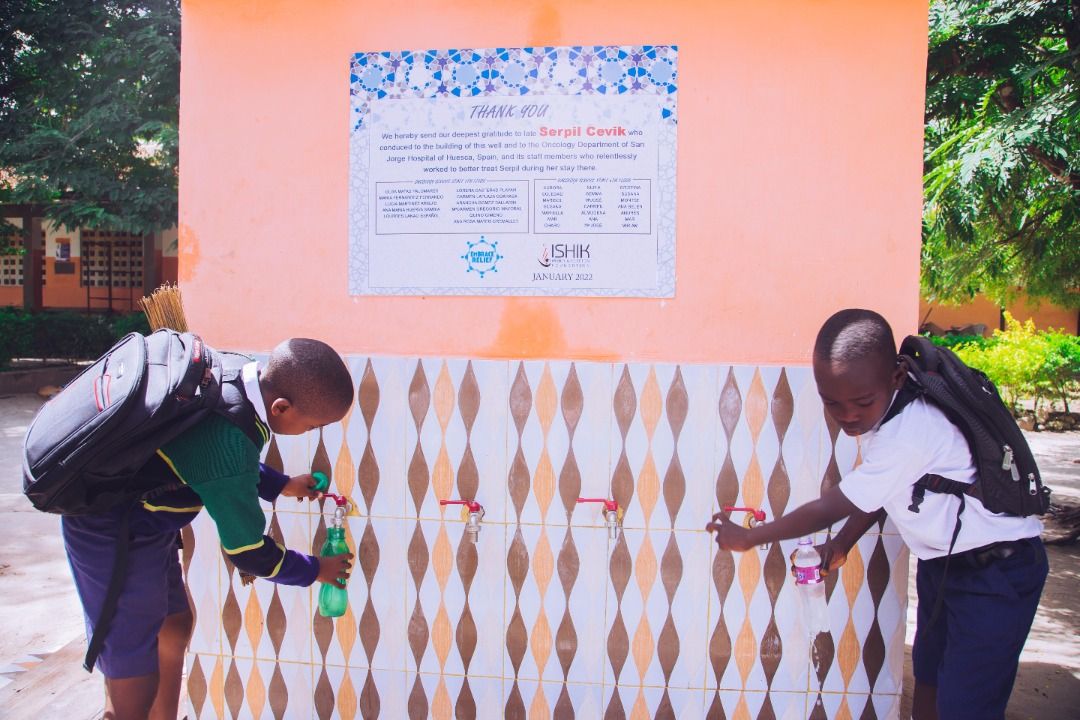 Imágenes del pozo de Serpil, una fuente que hace felices a unos niños de Tanzania.  