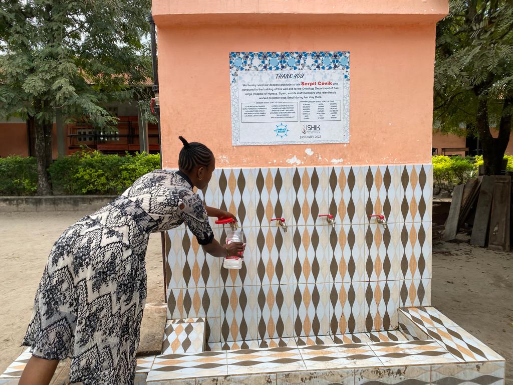 Imágenes del pozo de Serpil, una fuente que hace felices a unos niños de Tanzania.  