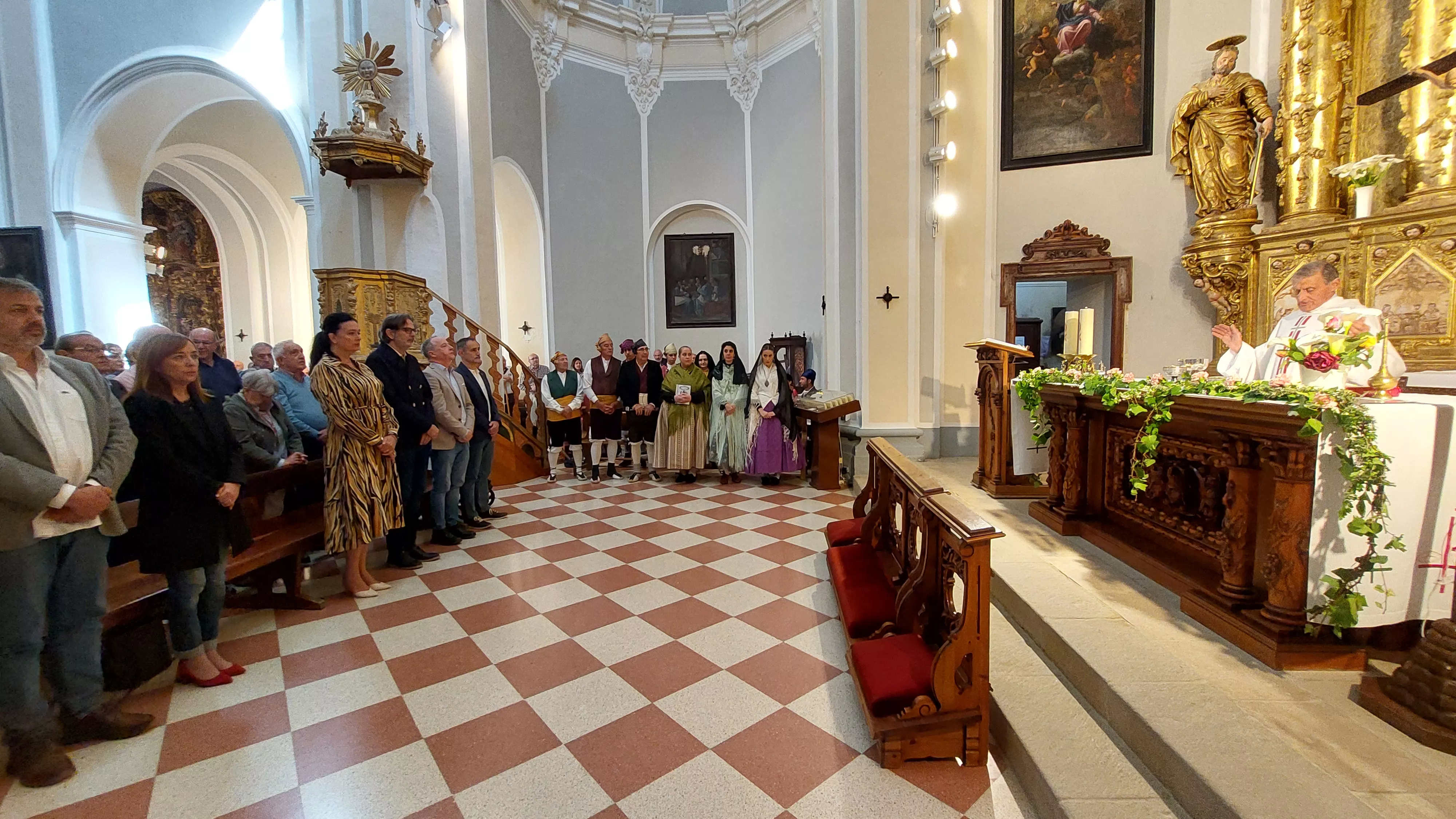 Misa en la romería de Nuestra Señora de Salas y de la Huerta, con autoridades, Agrupación Santa Cecilia y mosén Cabrero. Misa en la romería de Nuestra Señora de Salas y de la Huerta, con autoridades, Agrupación Santa Cecilia y mosén Cabrero.
