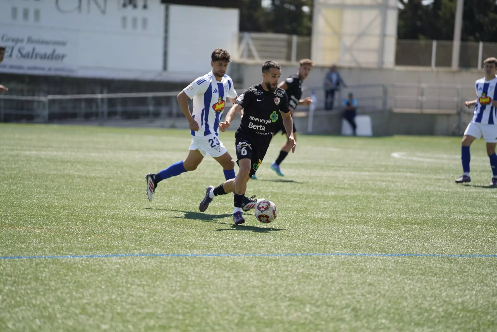 Guille Alonso, jugador del Barbastro, conduce un balón ante el Ejea. Foto: @fotomaniafut