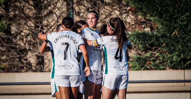 El Huesca Femenino celebra un gol.