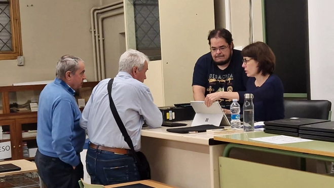 Momentos previos a la conferencia, ultimando la presentación. Foto Myriam Martínez Momentos previos a la conferencia, ultimando la presentación. Foto Myriam Martínez