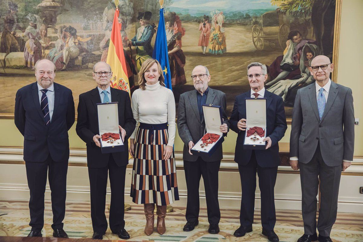 La ministra de Educación, Pilar Alegría, con los condecorados.