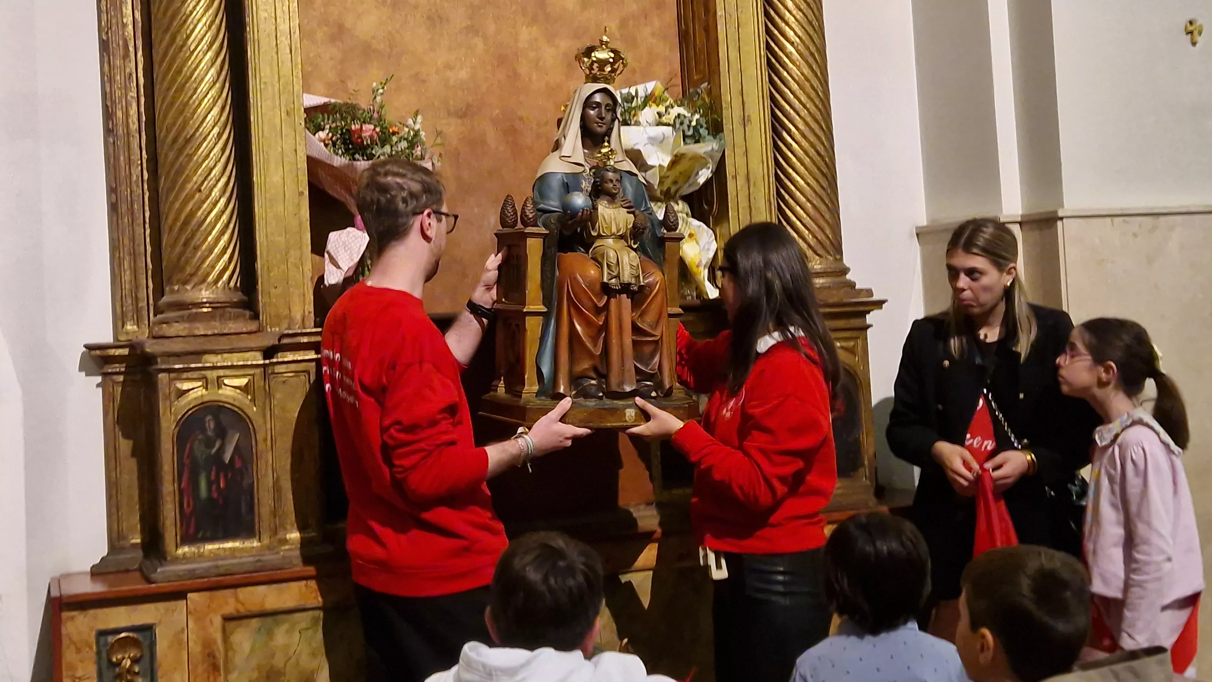 Quitándole el pañuelo de las fiestas de San Lorenzo a la Virgen de Montserrat. Foto Myriam Martínez