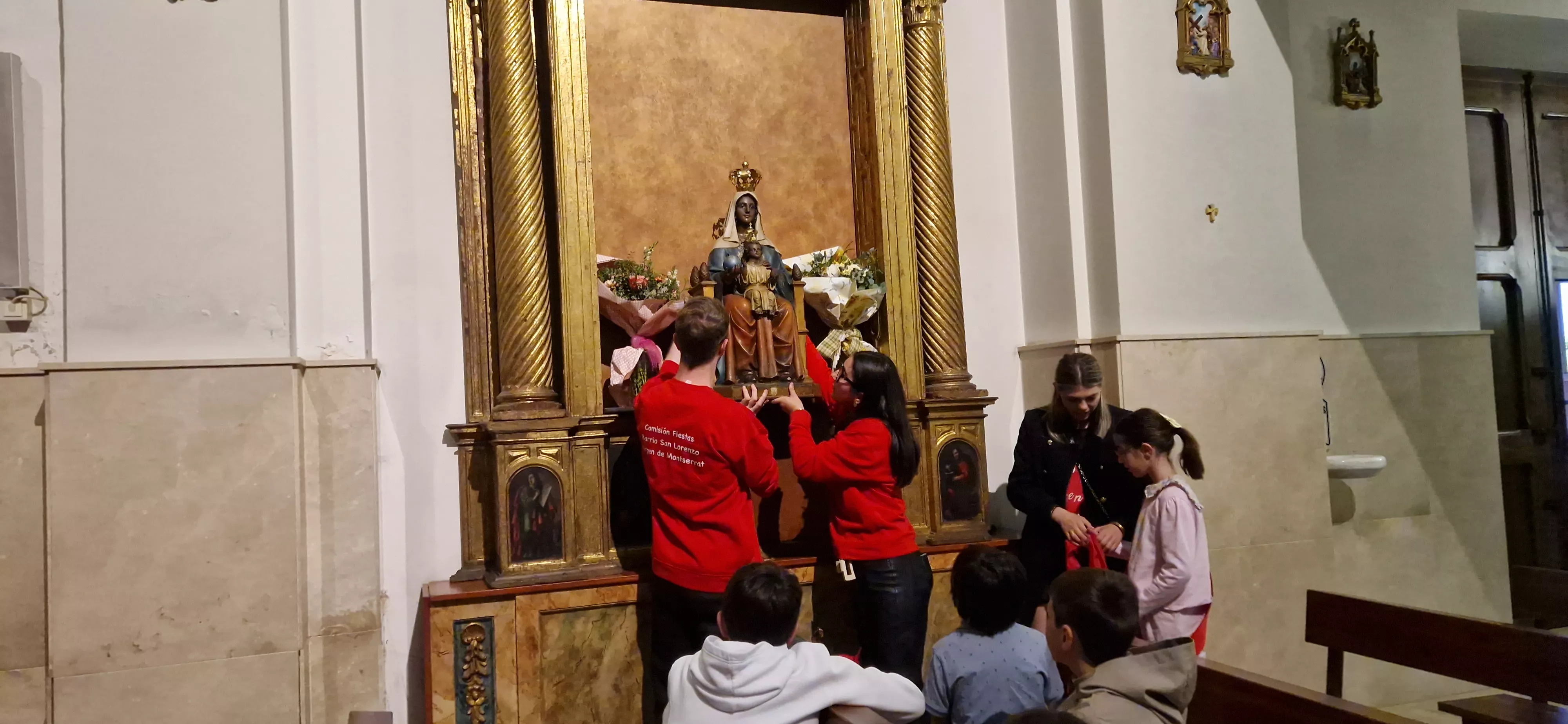 Quitándole el pañuelo de las fiestas de San Lorenzo a la Virgen de Montserrat. Foto Myriam Martínez