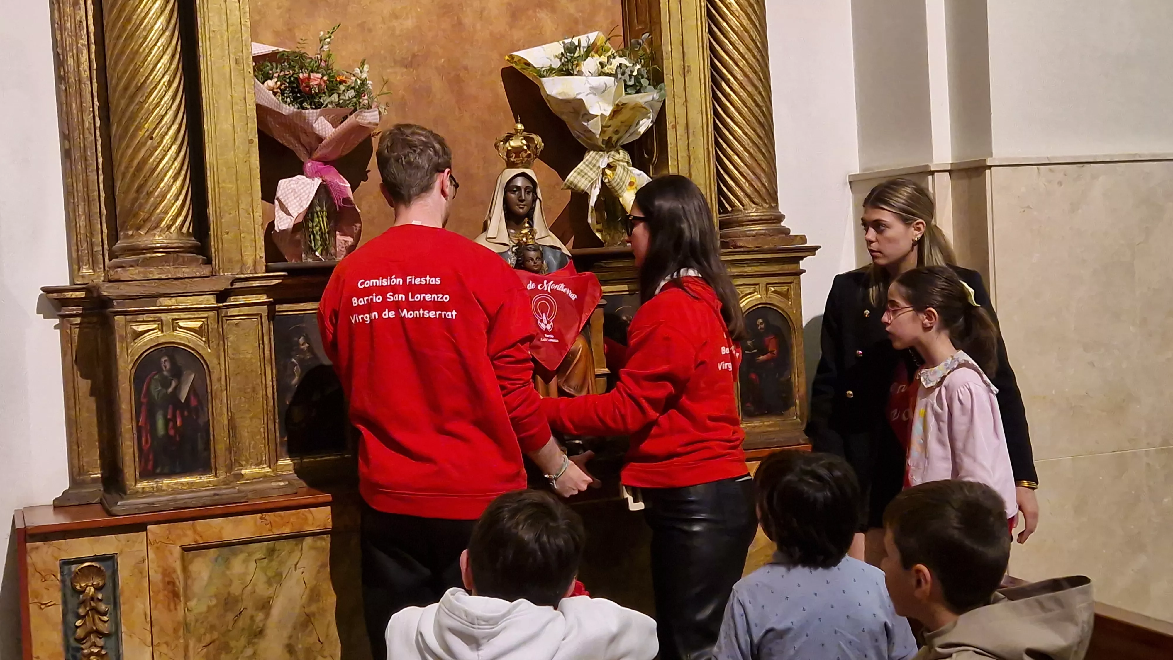 Quitándole el pañuelo de las fiestas de San Lorenzo a la Virgen de Montserrat. Foto Myriam Martínez