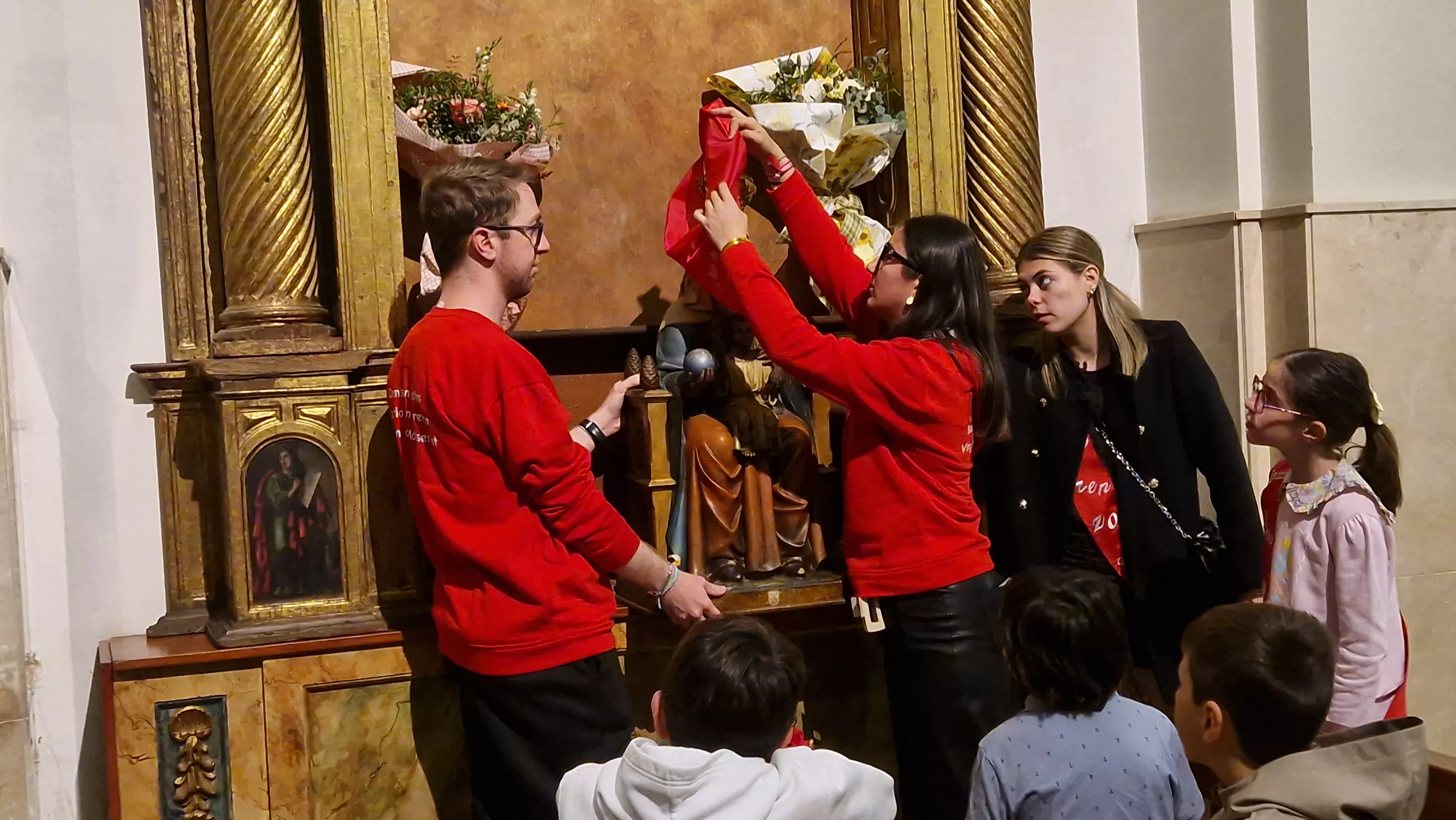 Quitándole el pañuelo de las fiestas de San Lorenzo a la Virgen de Montserrat. Foto Myriam Martínez