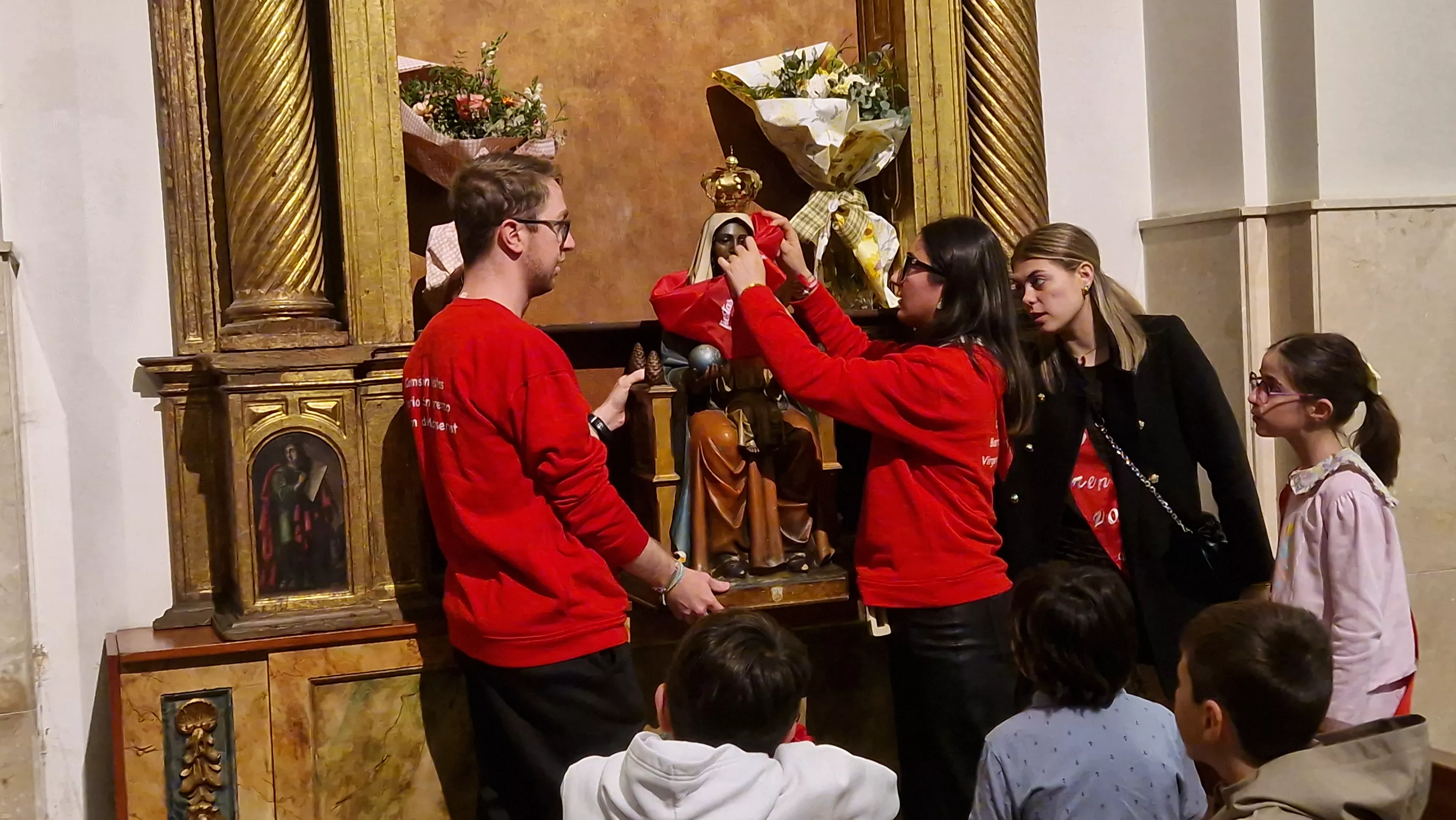 Quitándole el pañuelo de las fiestas de San Lorenzo a la Virgen de Montserrat. Foto Myriam Martínez