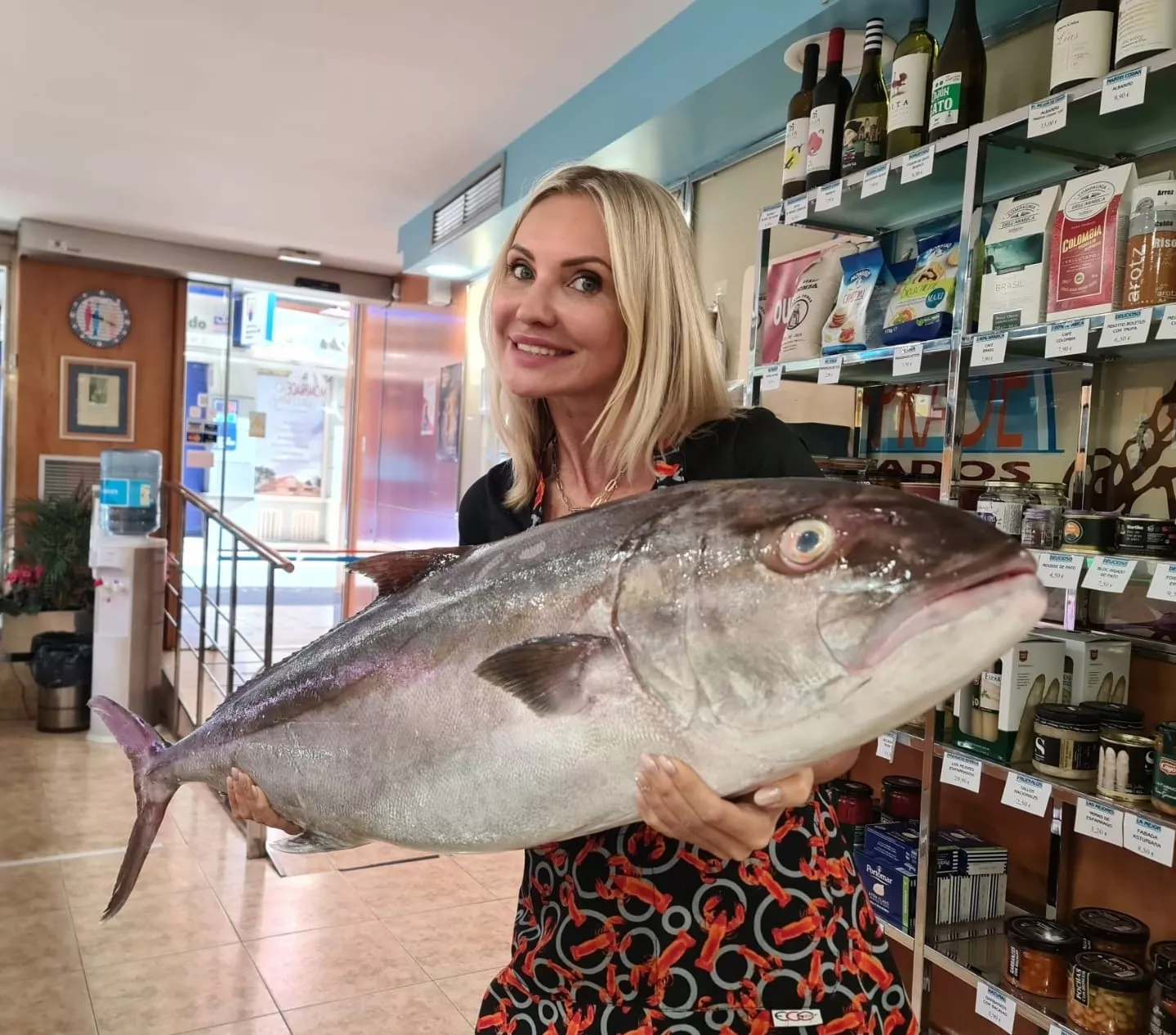 El pescado, fuente de la eterna juventud, explica Luisa Álvarez. Fotografía en Pescados Mompradé