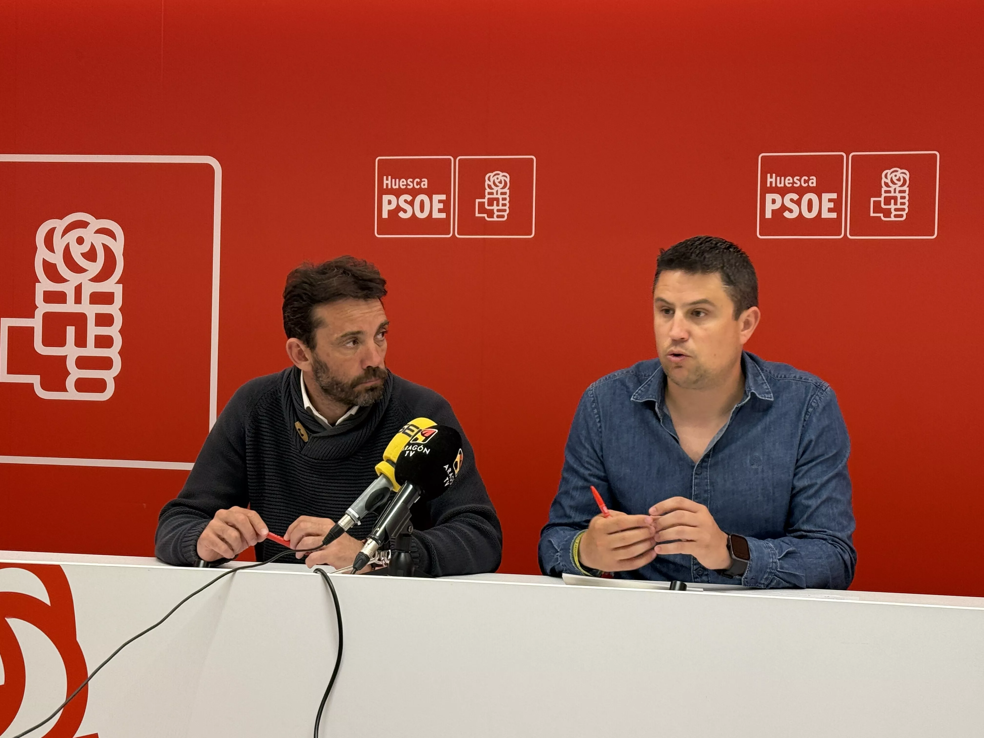 Los diputados socialistas de la DPH Antonio Biescas y Enrique Pueyo durante la rueda de prensa.