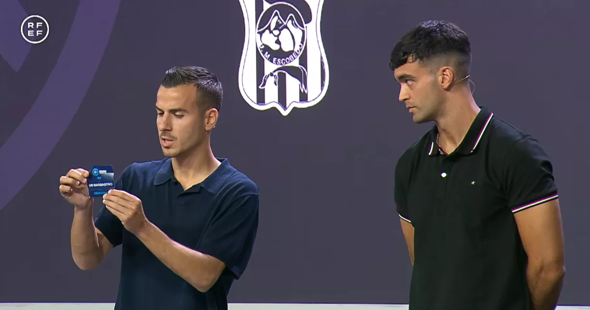 Momento de la elección de la bola del Barbastro en el sorteo de este lunes.