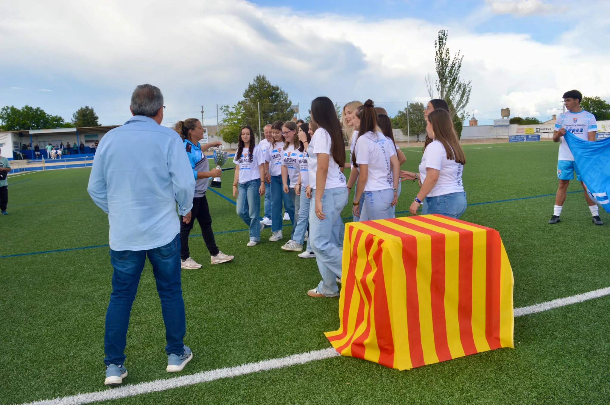 Imágenes de la celebración del título del Peñas Sariñena femenino. Foto: Rebeca Batanás