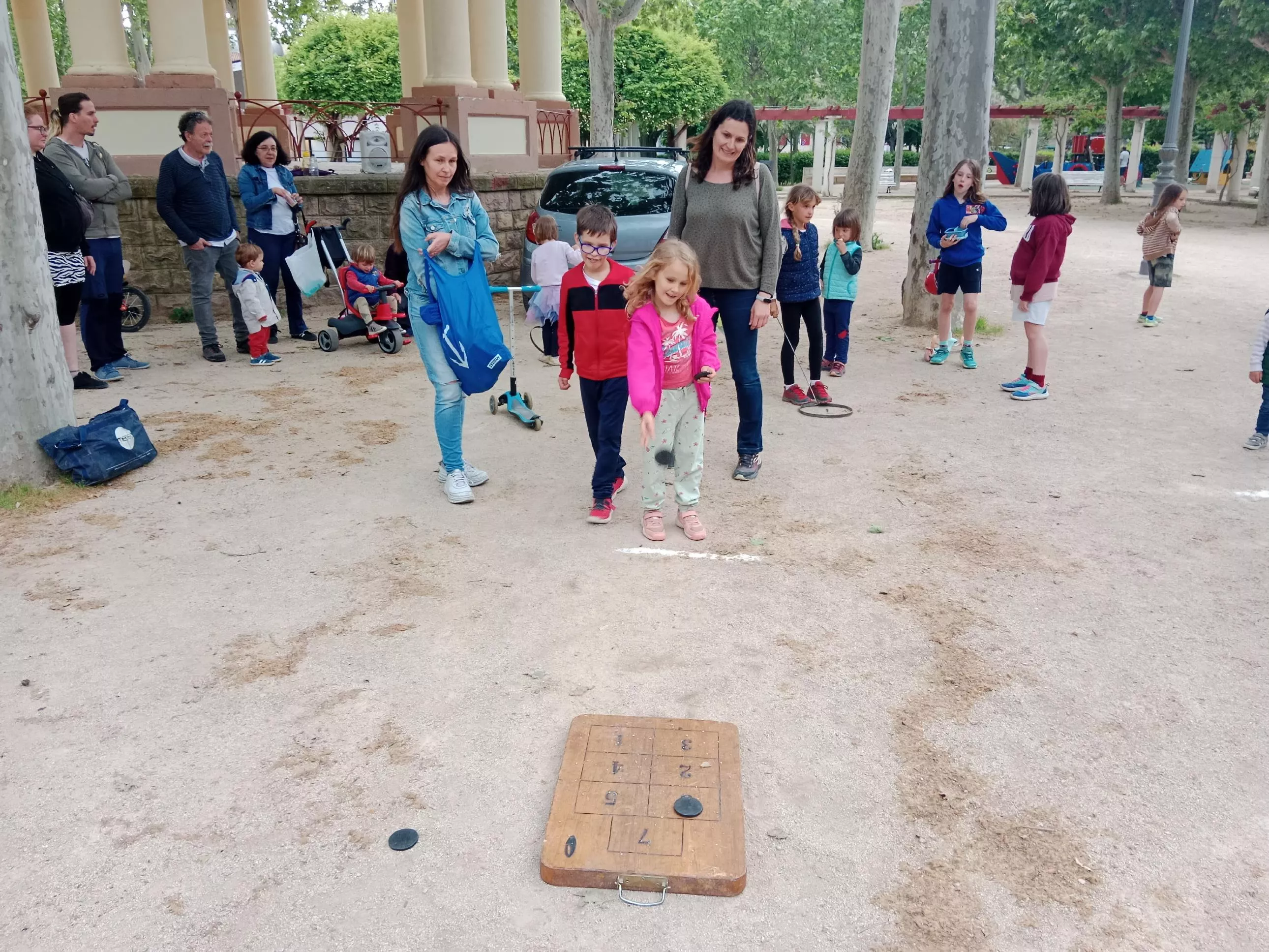 Juegos tradicionales en Huesca, con infancia y Juventud, siete y medio.