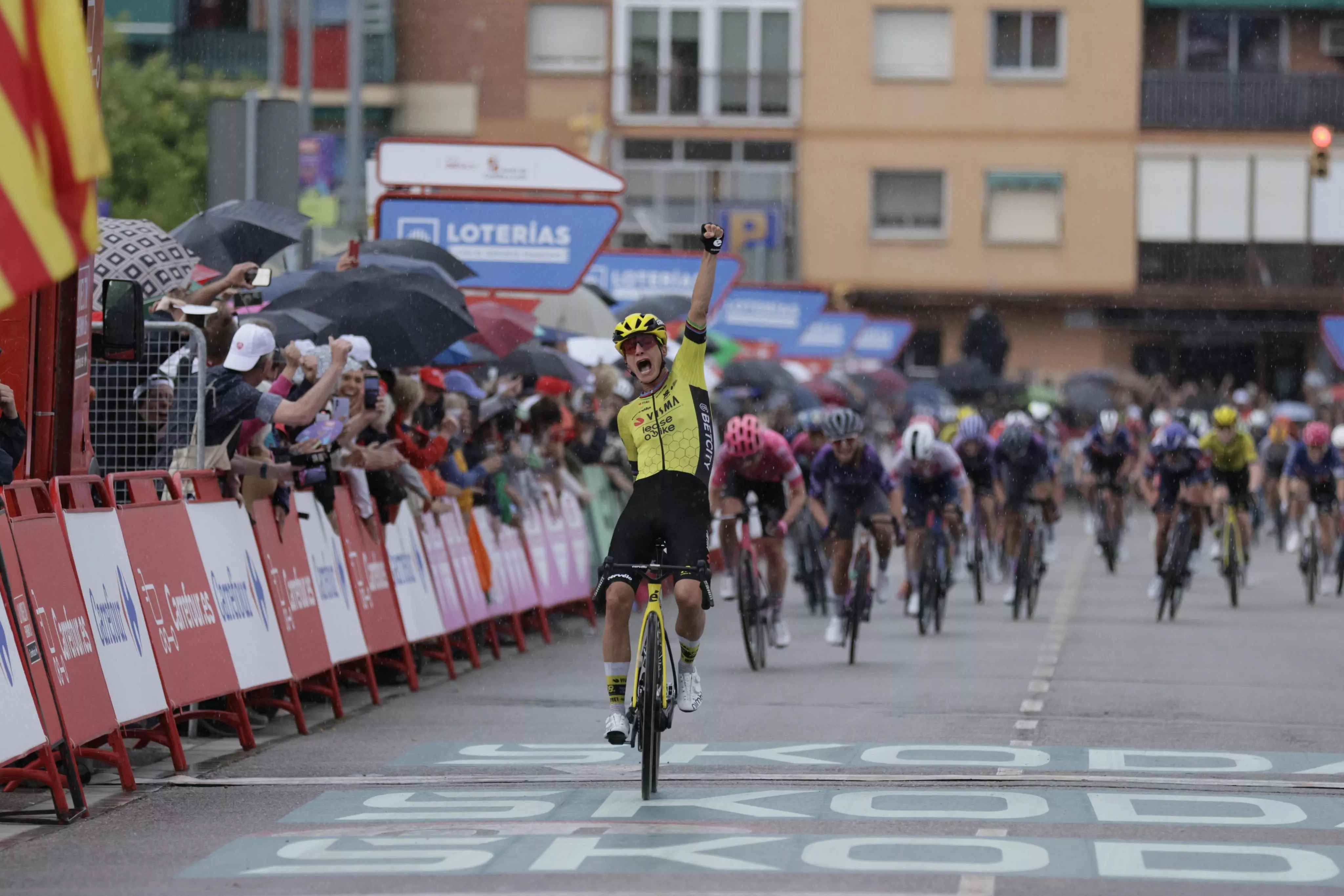Marianne Vos gana este lunes al esprint en la segunda etapa de la Vuelta Femenina, antes de llegar a Huesca este miércoles. Foto: @sprintcycling