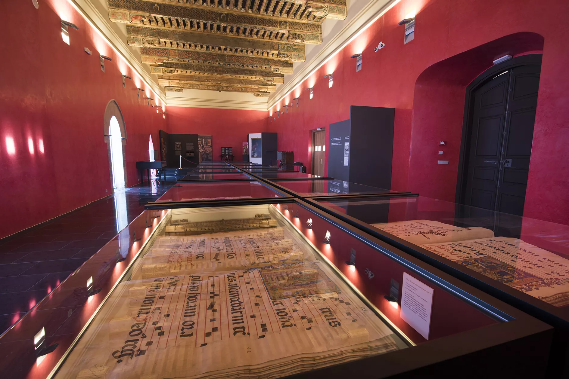 El acto tiene lugar en el Salón del 'Tanto Monta'. El acto tiene lugar en el Salón del 'Tanto Monta'.