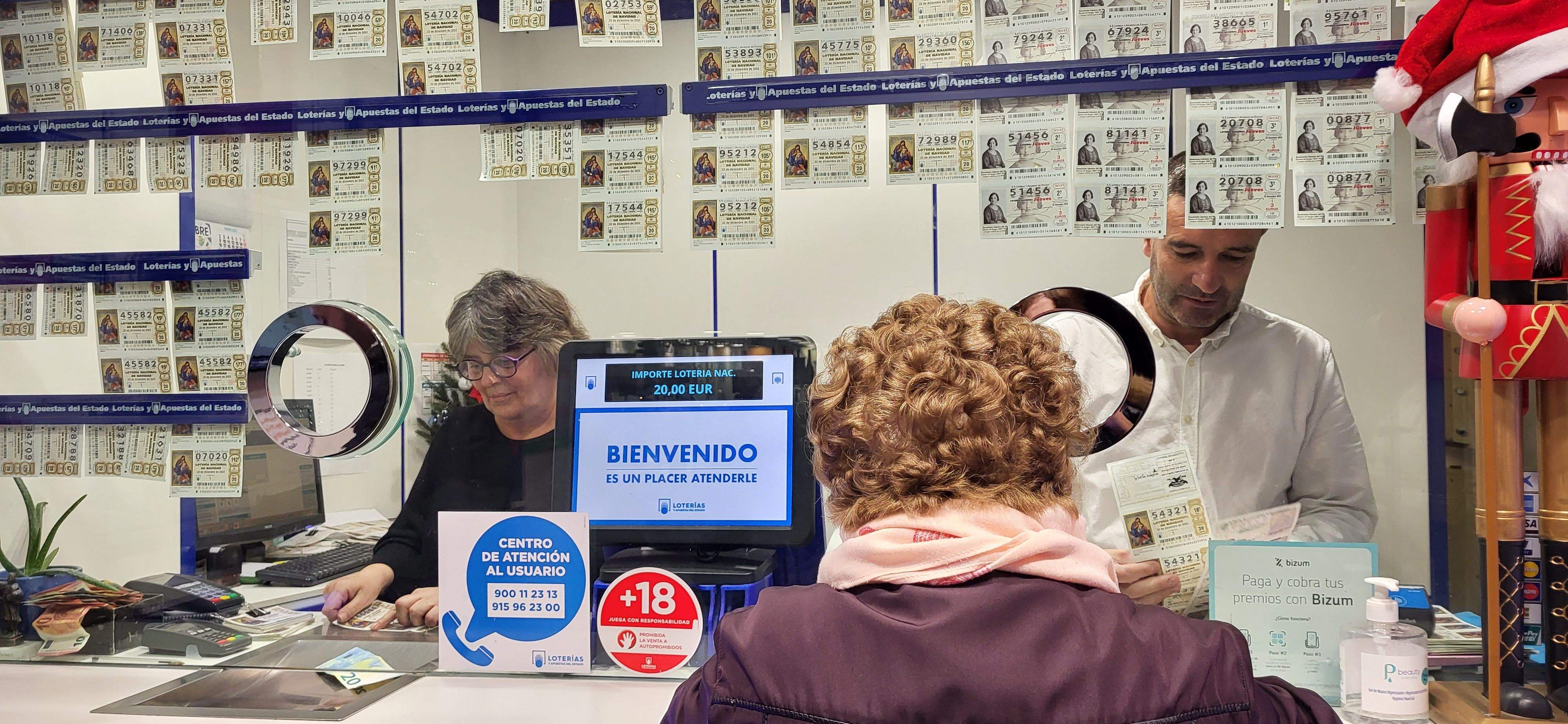 Paz Vallés y Fernando Alagón despachan los últimos décimos antes del Sorteo Extraordinario de Navidad Paz Vallés y Fernando Alagón despachan los últimos décimos antes del Sorteo Extraordinario de Navidad