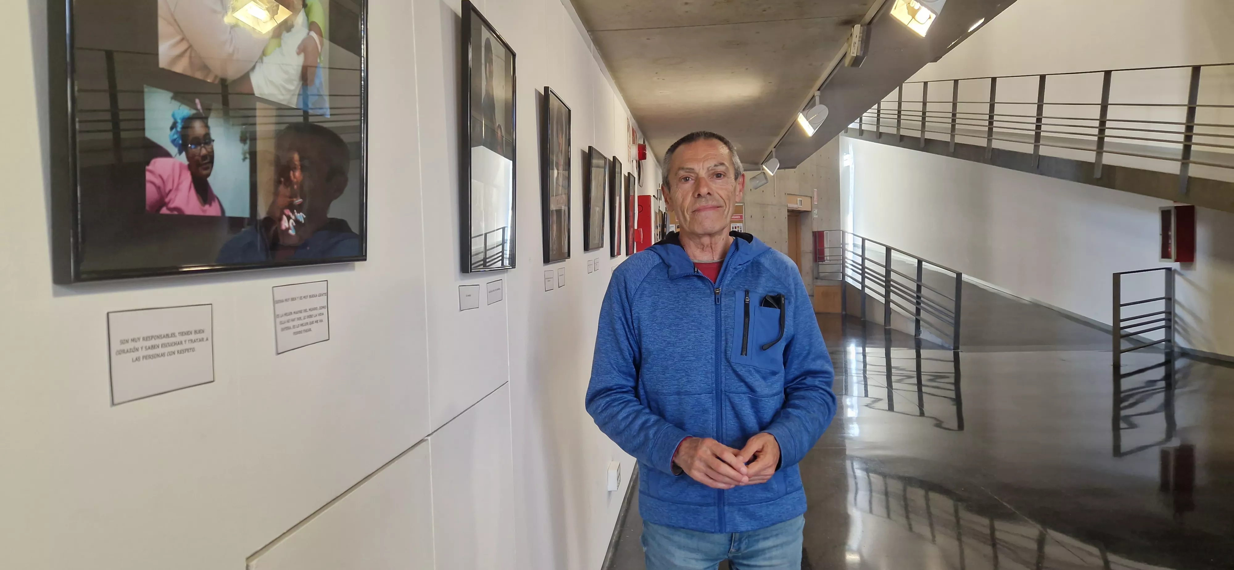 José Luis Fortuño en la exposición “Sensaciones” de Barriofest 2025. Foto Myriam Martínez 