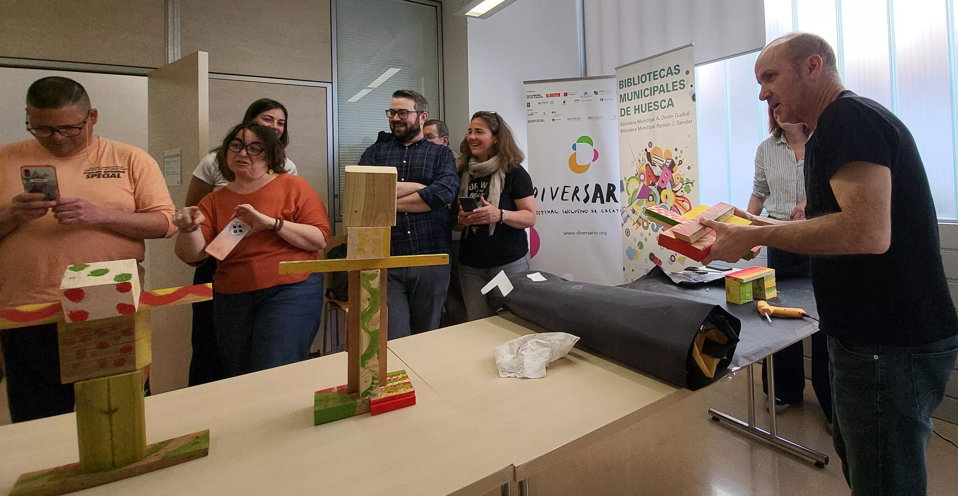 Isidro Ferrer en el taller de creatividad colectiva de Diversario. Foto Mercedes Manterola Isidro Ferrer en el taller de creatividad colectiva de Diversario. Foto Mercedes Manterola