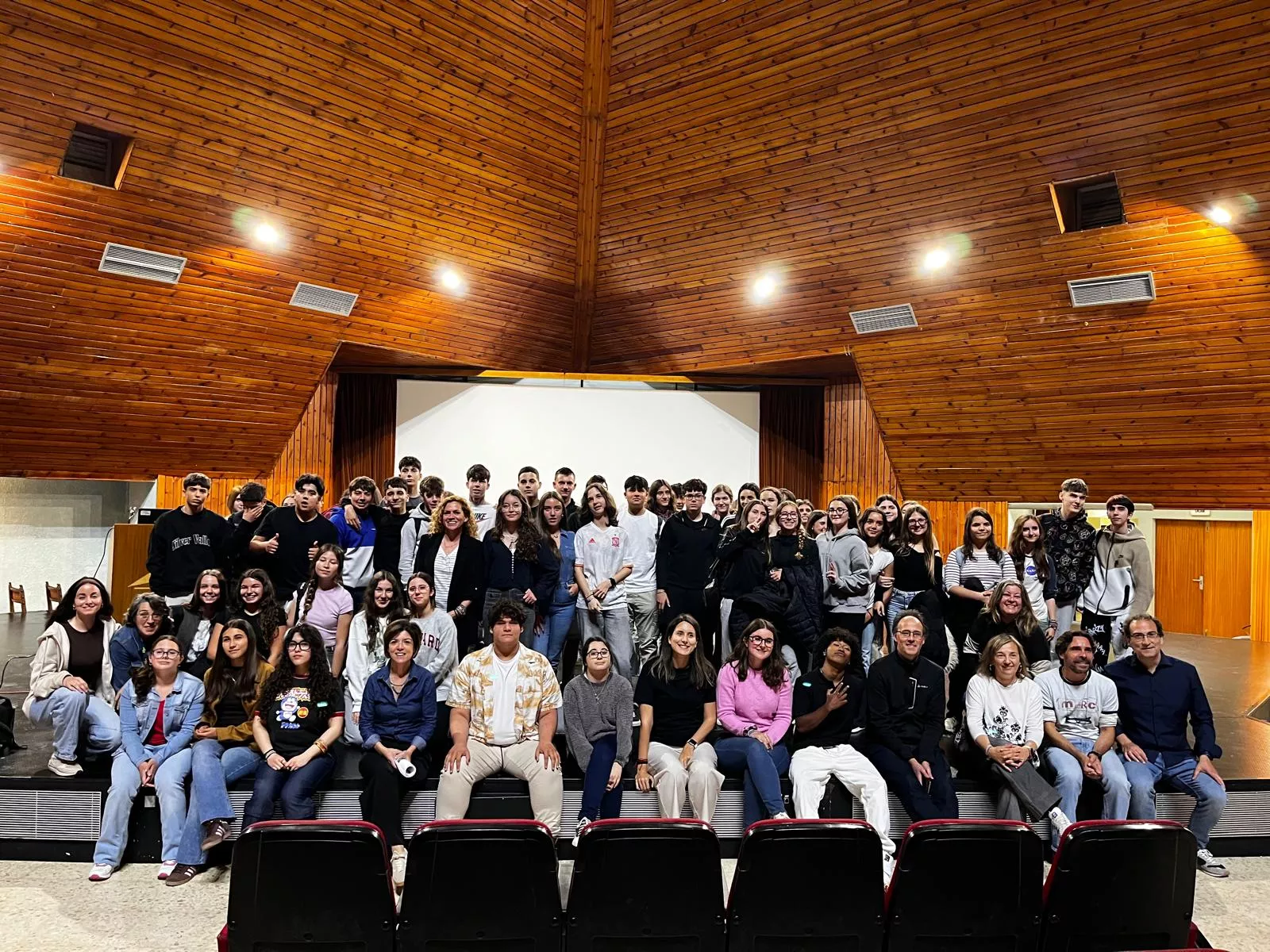 Los alumnos de Catarroja han sido recibidos en el IES Pirámide por la directora provincial de Educación, Mónica Martínez, y el director del instituto.