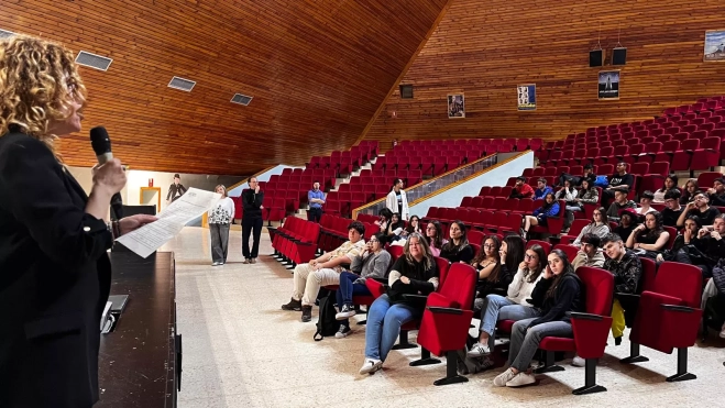 Bienvenida a los alumnos de Catarroja en el IES Pirámide. Bienvenida a los alumnos de Catarroja en el IES Pirámide.