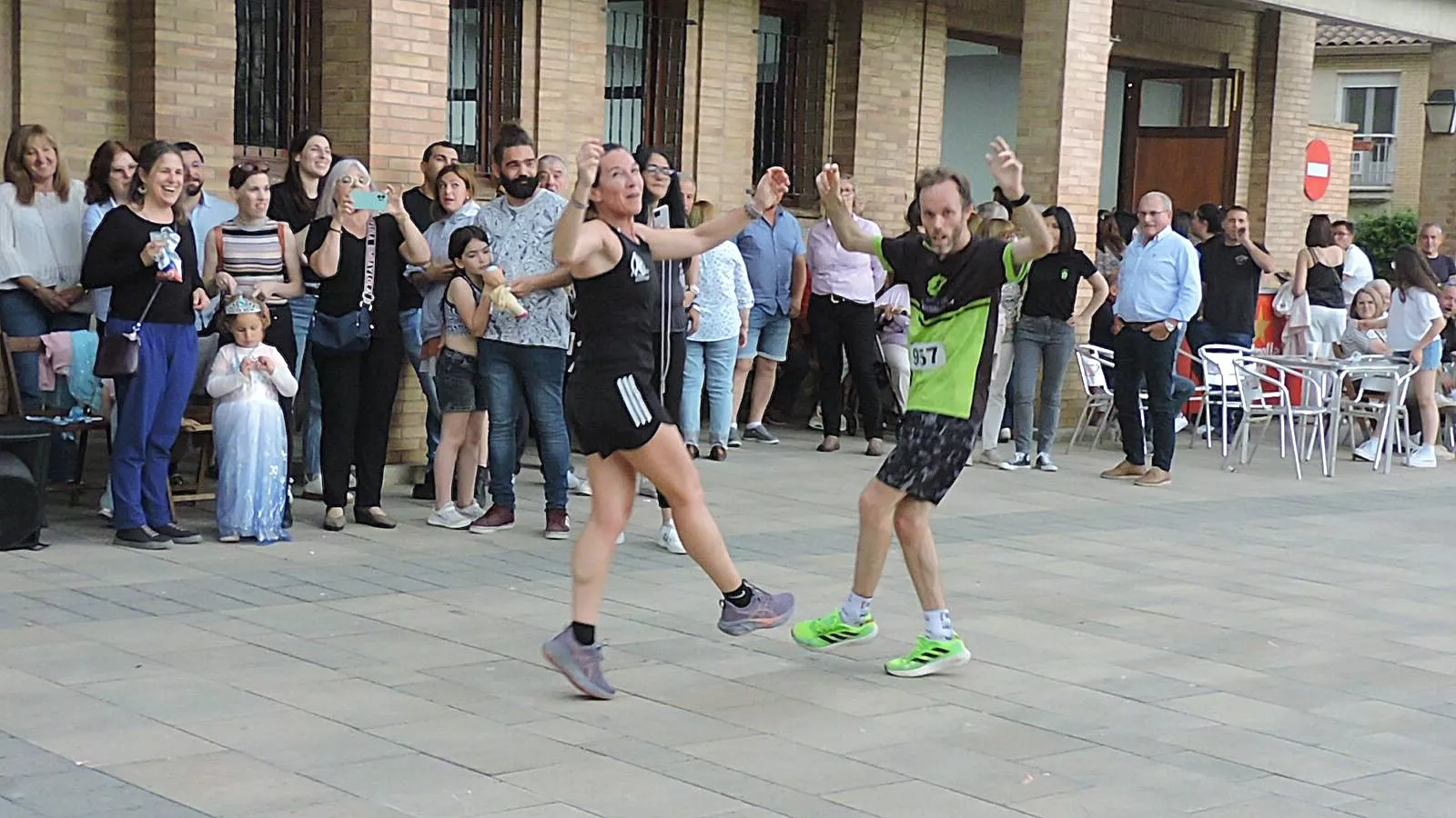 Javier Castells y Ani Buero bailando la jota de los pollos