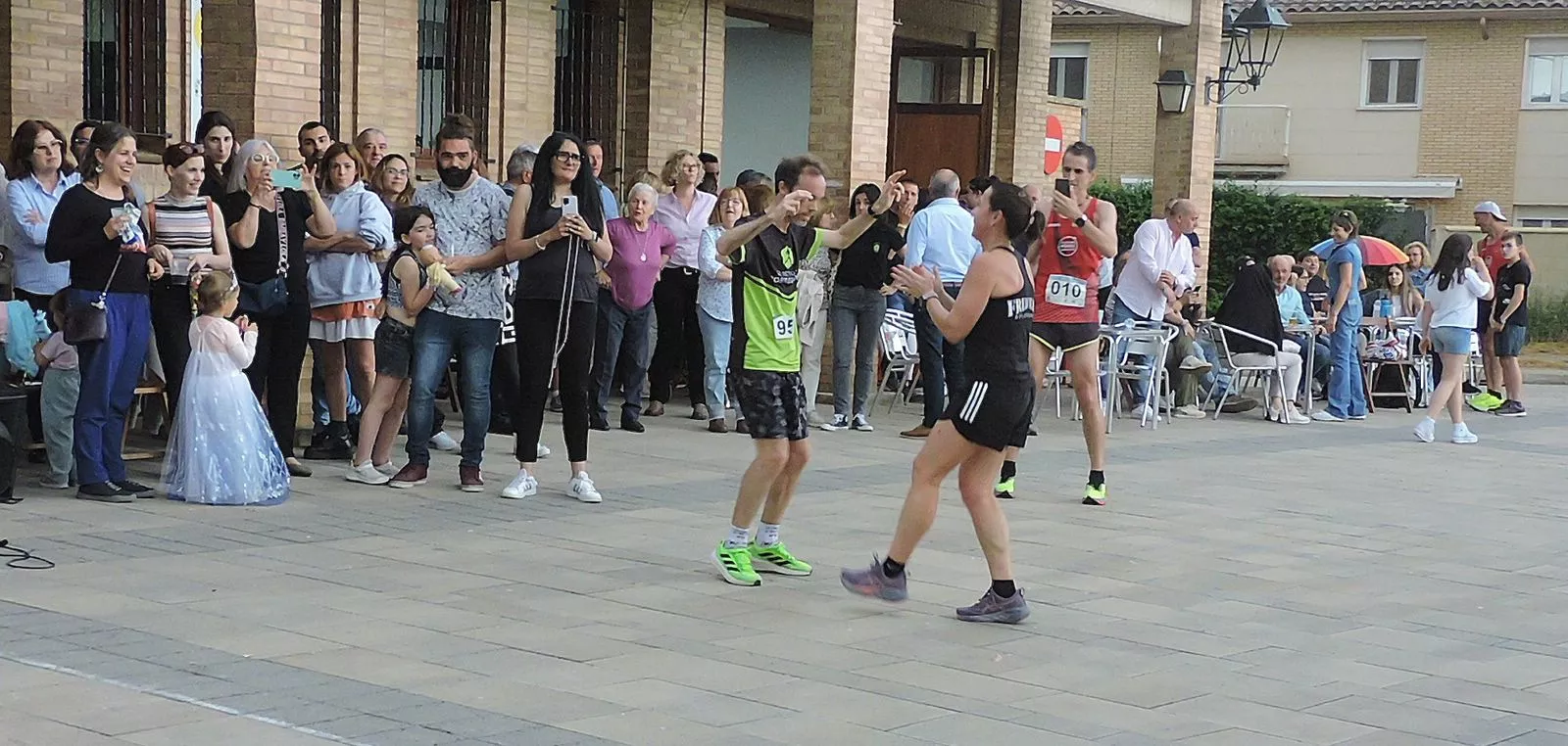 Javier Castells y Ani Buero bailando la jota de los pollos