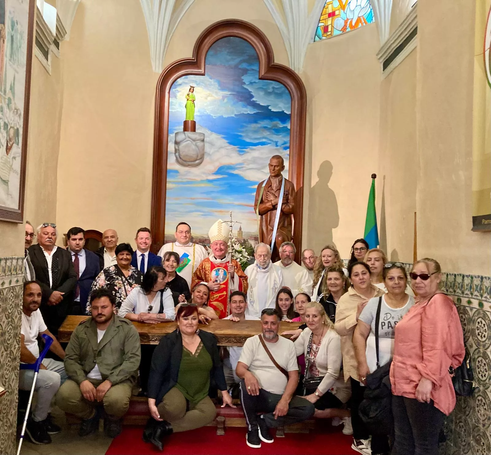 Don Ángel Pérez Pueyo, con asistentes a la Eucaristía en la Iglesia de San Francisco de Barbastro